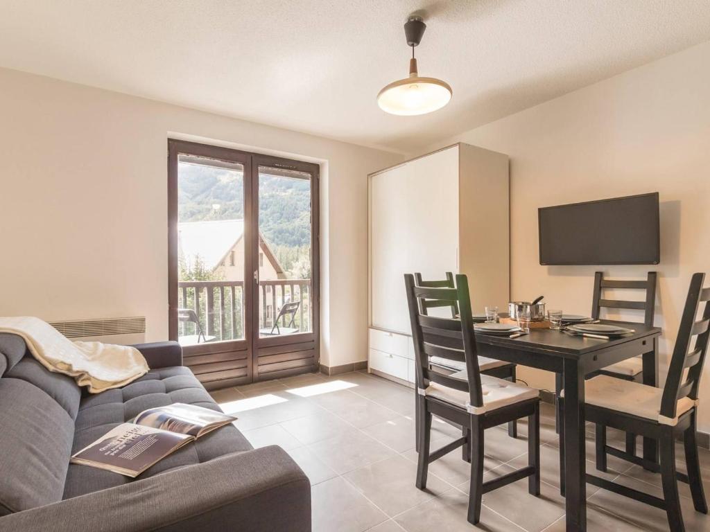 ル・モネティエ・レ・バンにあるAppartement Le Monêtier-les-Bains, 1 pièce, 4 personnes - FR-1-330F-134のリビングルーム(テーブル、ソファ付)