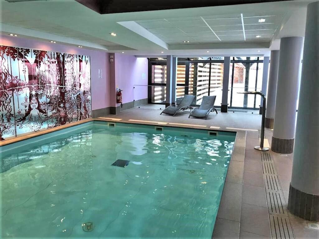 A piscina localizada em Appartement Risoul, 2 pi&egrave;ces, 5 personnes - FR-1-330-446 ou nos arredores