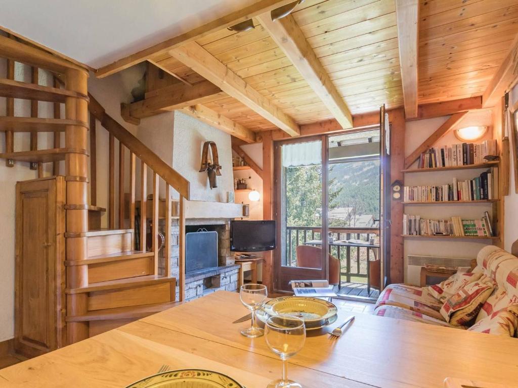 una sala de estar con una mesa con copas de vino. en Charmant T2 mezzanine 5 pers, balcon sud, proche centre et pistes, parking privé - Le Monêtier les Bains - FR-1-330F-158, en Le Monêtier-les-Bains