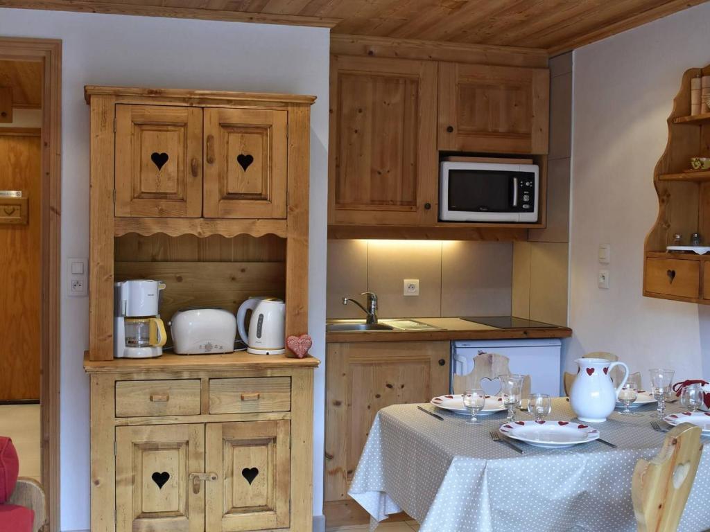 uma cozinha com uma mesa com uma toalha de mesa branca em Appartement Méribel, 1 pièce, 4 personnes - FR-1-180-372 em Les Allues