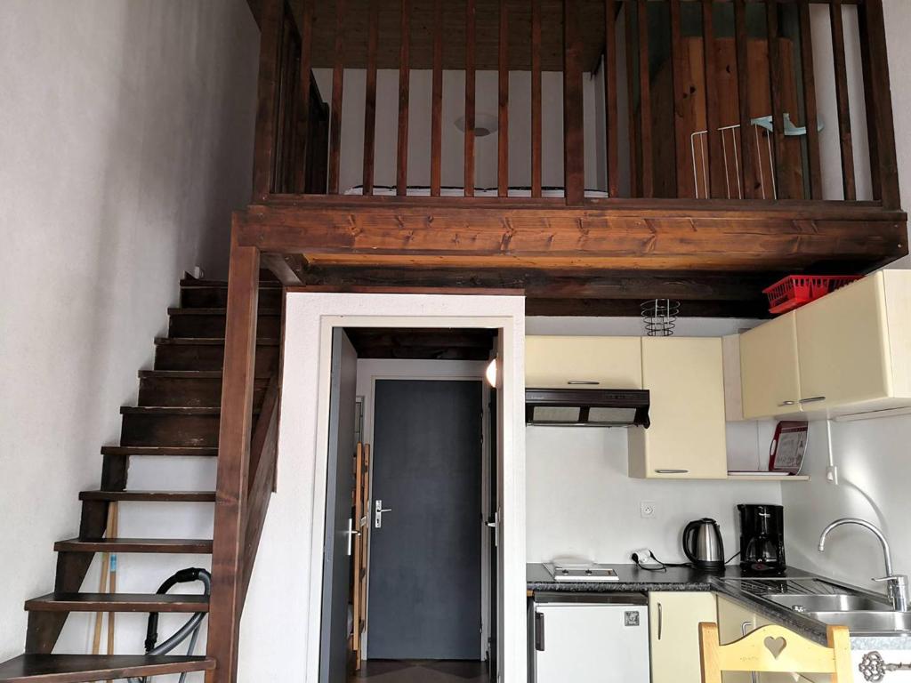 una cocina con una escalera que conduce a un loft en Studio Villard-de-Lans, 1 pièce, 4 personnes - FR-1-548-28, en Villard-de-Lans