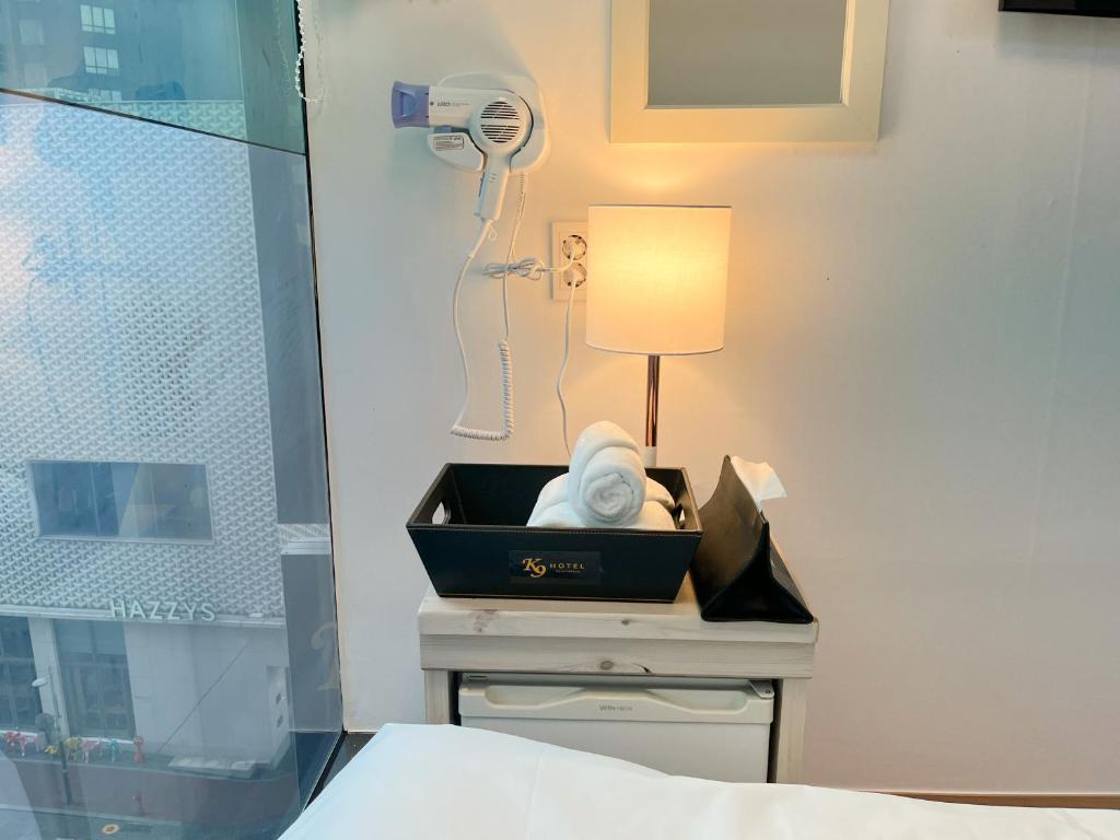 Postel nebo postele na pokoji v ubytování K9 Myeongdong Hotel