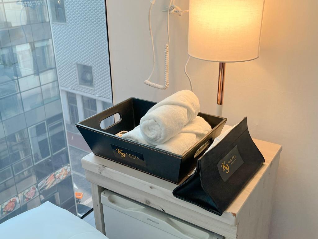 Postel nebo postele na pokoji v ubytování K9 Myeongdong Hotel