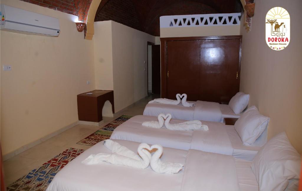 Postel nebo postele na pokoji v ubytování DoroKa Nubian House