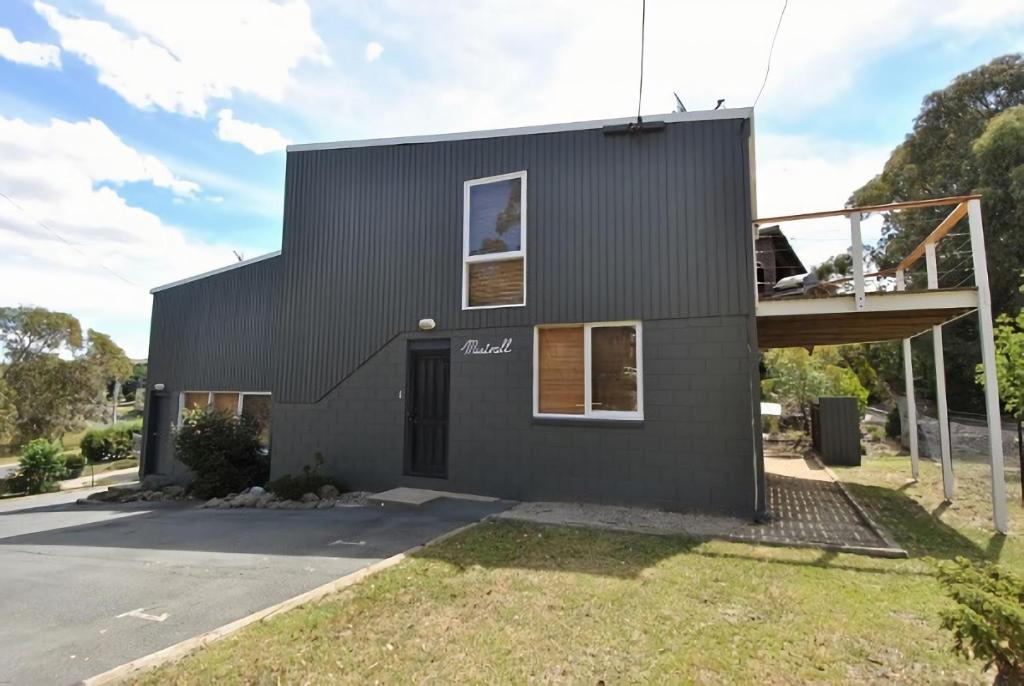 una casa con un exterior negro en Mistral 2, en Jindabyne