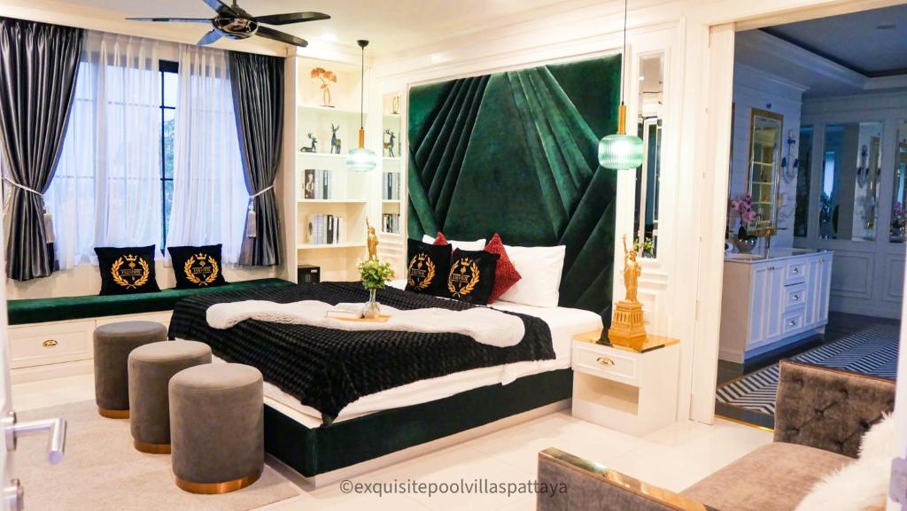 um quarto com uma cama e uma mesa em Pattaya Villa w/bathtub - Exquisite Pool Villa I em Nong Prue
