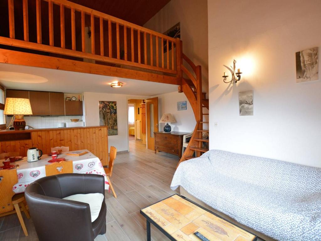 ル・グラン・ボルナンにあるAppartement Le Grand-Bornand, 3 pièces, 6 personnes - FR-1-241-189のベッド、テーブル、キッチンが備わる客室です。