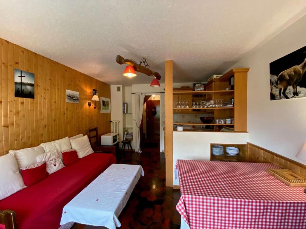 sypialnia z 2 łóżkami i czerwonym kocem w obiekcie Appartement Le Grand-Bornand, 2 pièces, 5 personnes - FR-1-241-190 w mieście Le Grand-Bornand