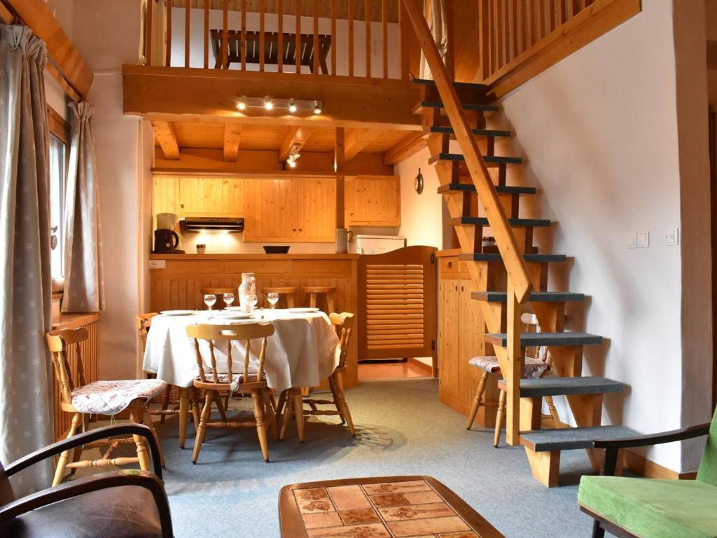 une salle à manger avec une table et un escalier en colimaçon dans l'établissement Studio mezzanine 5 pers. à Méribel, 100m des pistes, proche commerces - Balcon, parking, casier à skis - FR-1-180-366, à Les Allues