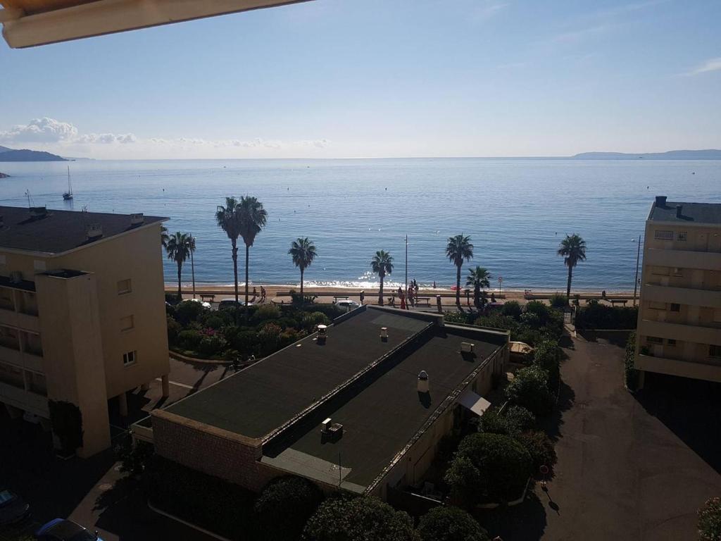 uma vista aérea de um edifício e do oceano em Studio Le Lavandou, 1 pièce, 3 personnes - FR-1-308-77 em Le Lavandou