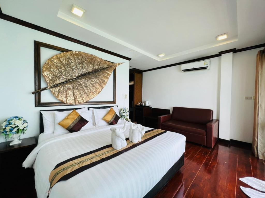 リペ島にあるカバナ リペ ビーチ リゾートの大きなベッドと椅子が備わるホテルルームです。