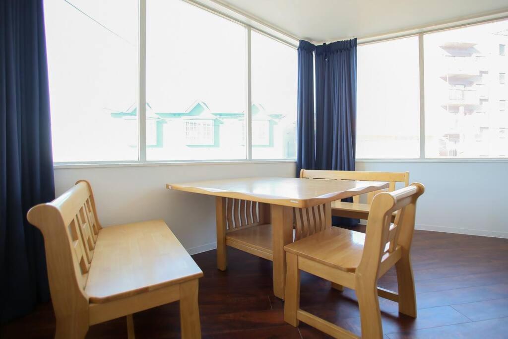小樽市にあるZenibako House 2fの窓のある部屋(テーブル、椅子付)