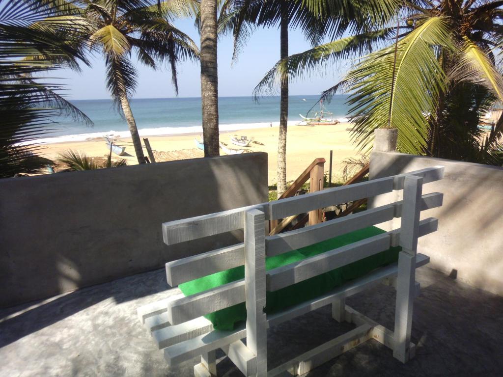 ゴールにあるUma Beach Homeの浜辺のベンチ