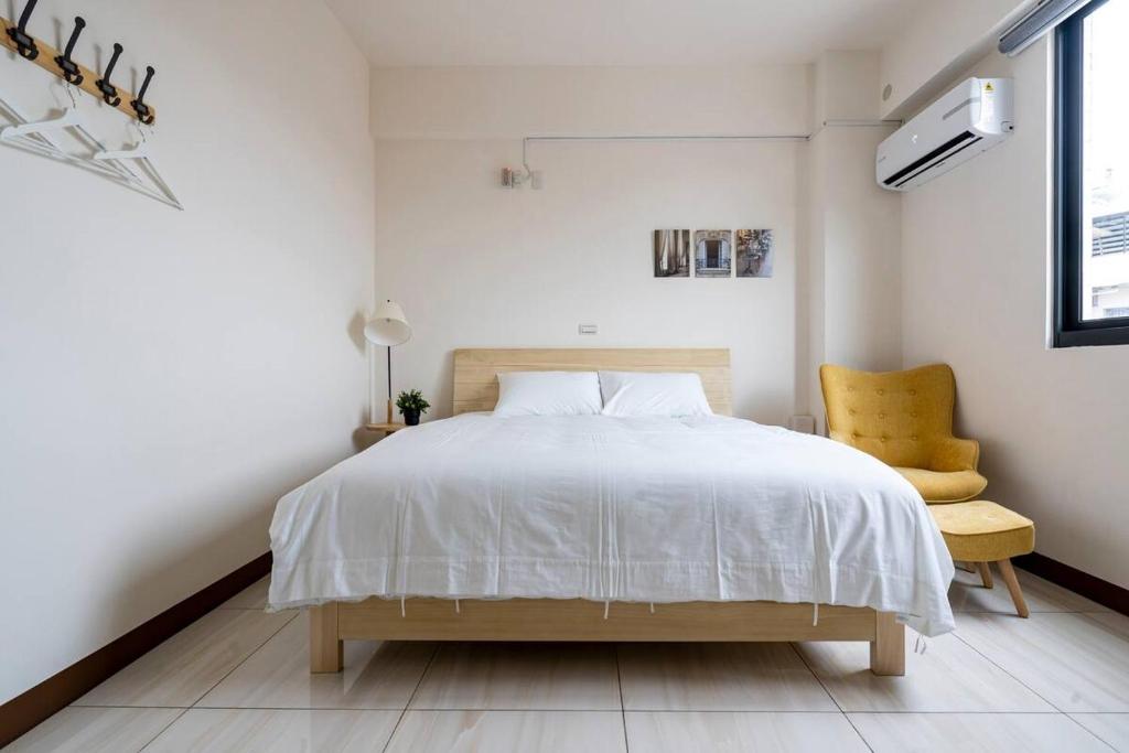 Uma cama ou camas num quarto em 余你相寓