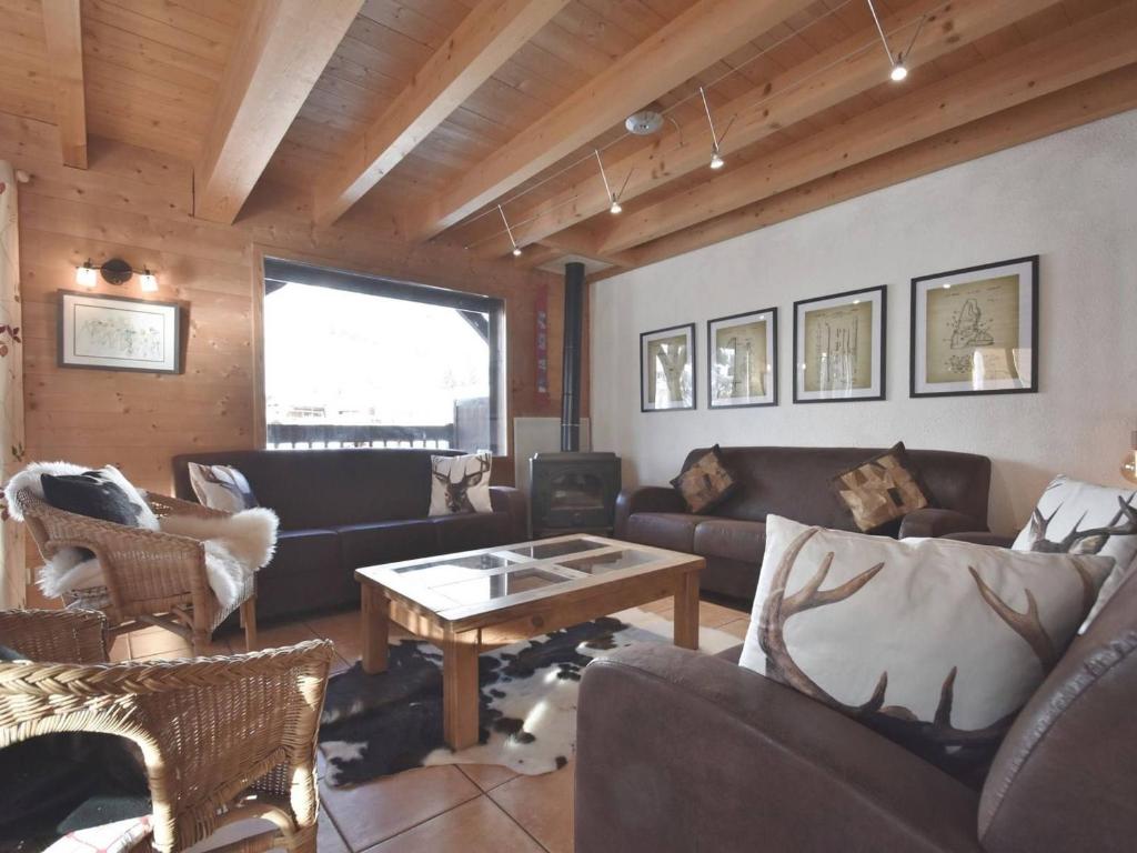 ein Wohnzimmer mit Sofas und einem Tisch in der Unterkunft Chalet Le Grand-Bornand, 5 pièces, 15 personnes - FR-1-391-24 in Le Grand-Bornand