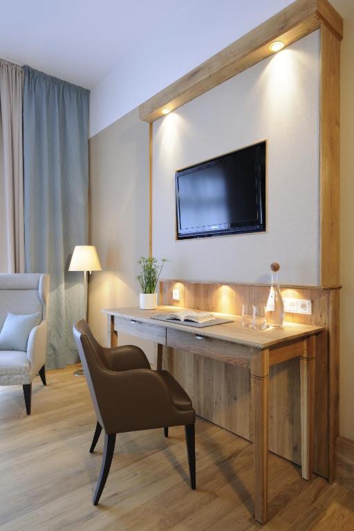 TV a/nebo společenská místnost v ubytování Hotel Rimberg
