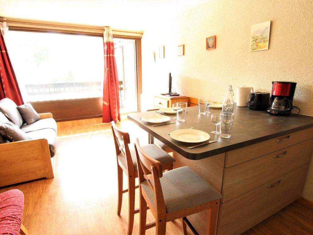 eine Küche mit einer Insel mit einem Tisch und Stühlen in der Unterkunft Appartement La Salle-les-Alpes, 1 pièce, 4 personnes - FR-1-330F-106 in La Salle Les Alpes