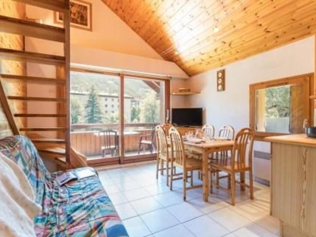 Μια τηλεόραση ή/και κέντρο ψυχαγωγίας στο Duplex 3 pièces avec balcon, garage et 6 couchages à La Salle-les-Alpes, proche commerces et pistes - FR-1-330F-83