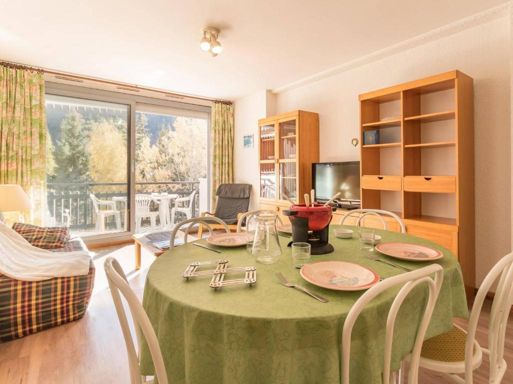 セレ・シュヴァリエにあるAppartement La Salle-les-Alpes, 2 pièces, 6 personnes - FR-1-330F-88のダイニングルーム(緑のテーブルと椅子付)