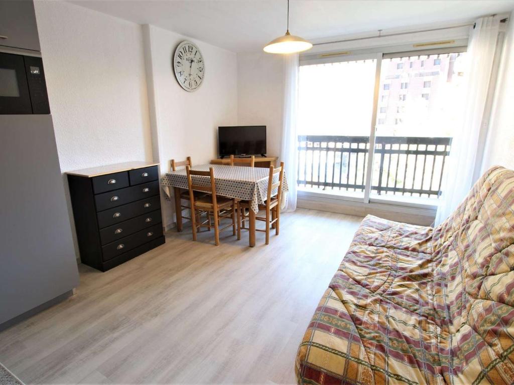 塞爾舍瓦利耶的住宿－Appartement La Salle-les-Alpes, 1 pièce, 4 personnes - FR-1-330F-113，一间带桌子的客厅和一间餐厅