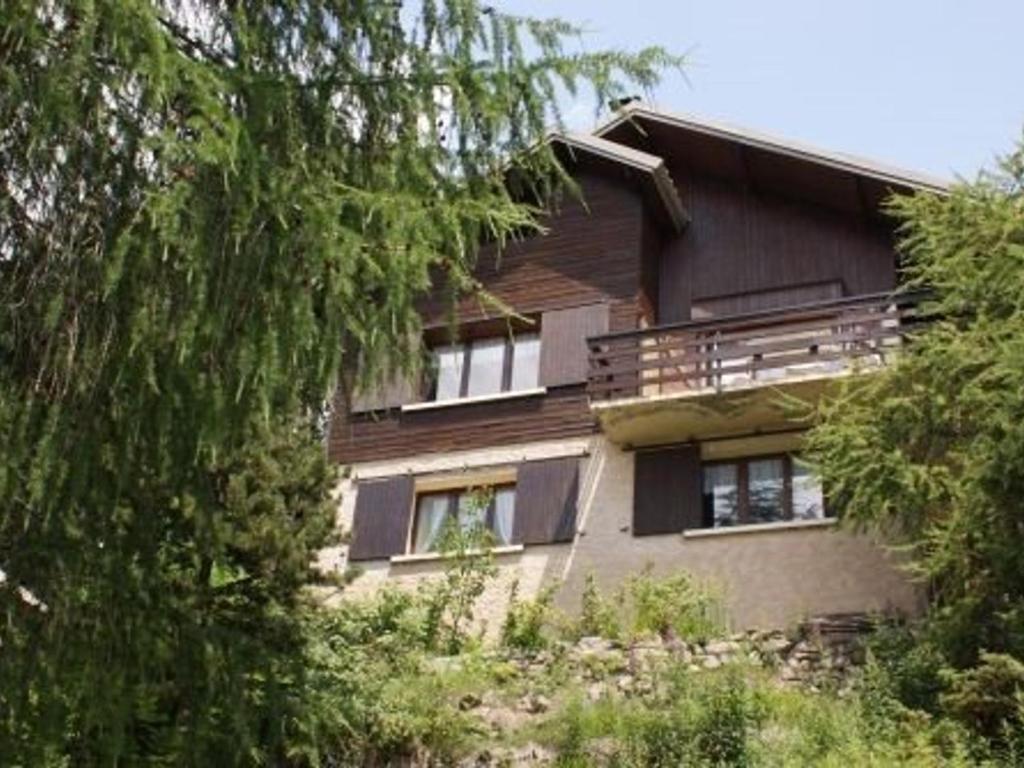 un edificio con un balcón en el lateral. en Chalet Saint-Michel-de-Chaillol, 6 pièces, 10 personnes - FR-1-393-39 en Saint-Michel-de-Chaillol