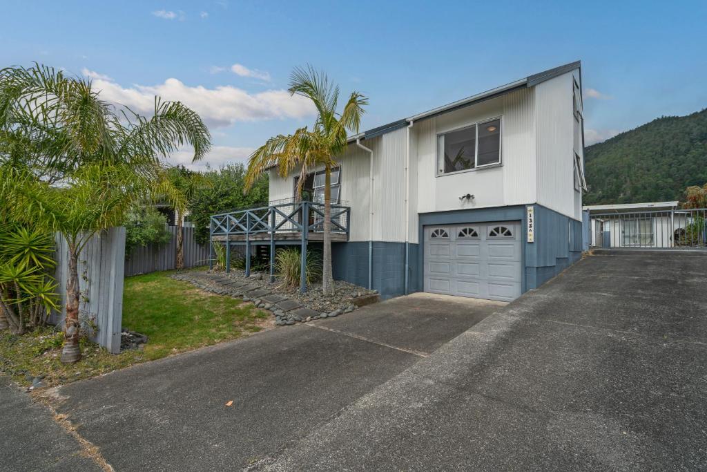 パウアヌイにあるPauanui Beach Therapy - Pauanui Holiday Homeの白青の家