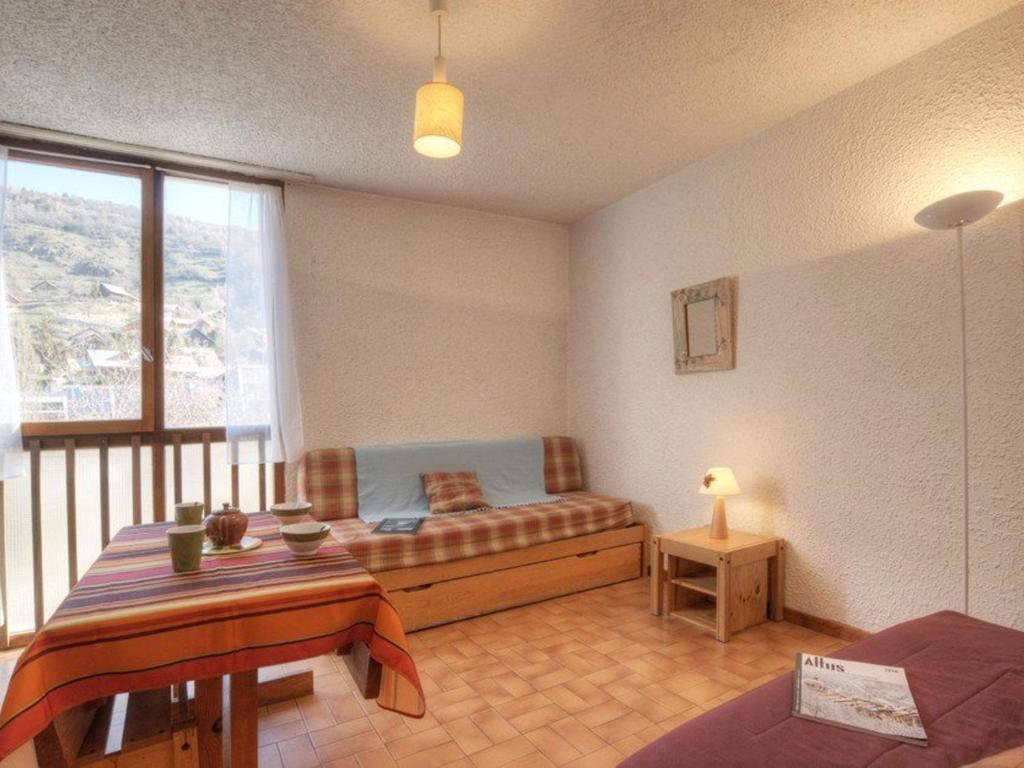 un soggiorno con letto e finestra di Appartement Saint-Chaffrey , 1 pièce, 3 personnes - FR-1-330E-67 a Saint-Chaffrey