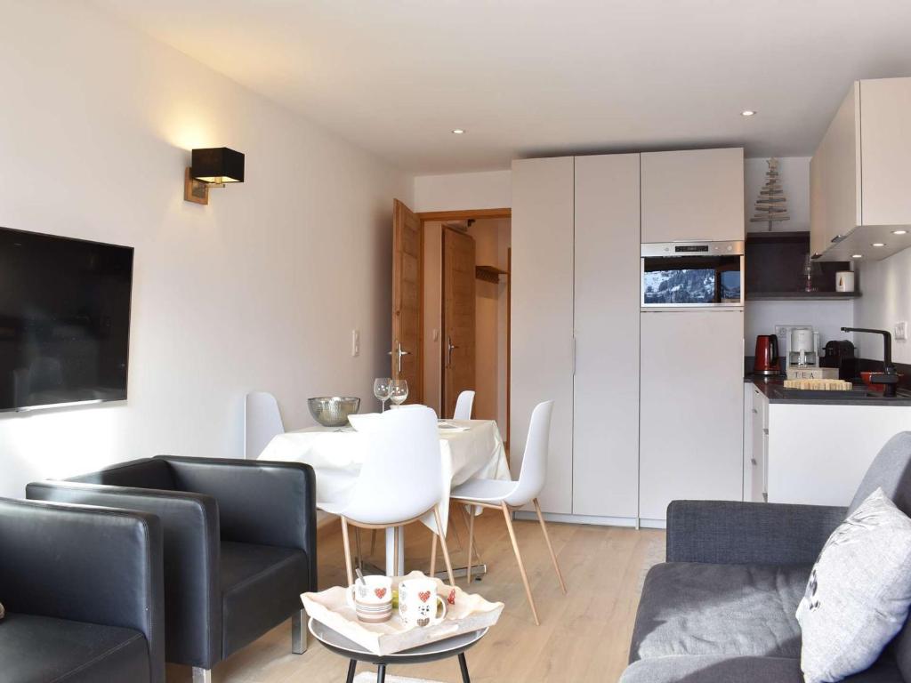 un salon avec une table et des chaises et une cuisine dans l'établissement Charmant 2 pièces pour 4 à Méribel, à proximité des pistes, commerces et navette - FR-1-180-368, à Les Allues