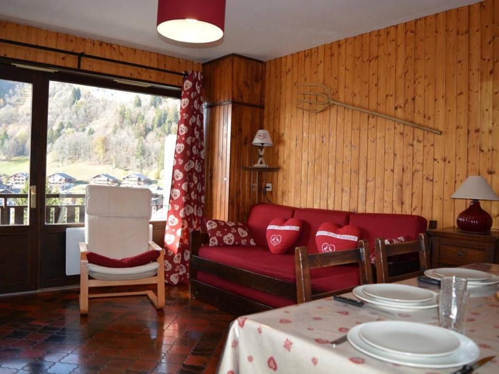 Appartement Le Grand-Bornand, 1 pièce, 4 personnes - FR-1-241-199にあるシーティングエリア