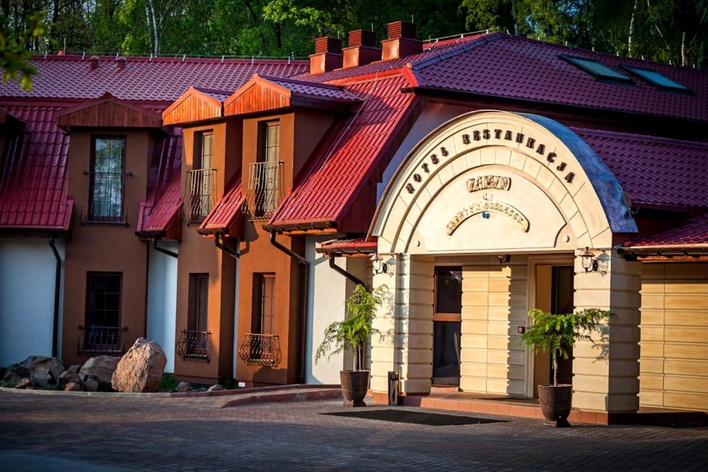 un edificio con techo rojo en Zajazd u Beaty i Violetty, en Kawice