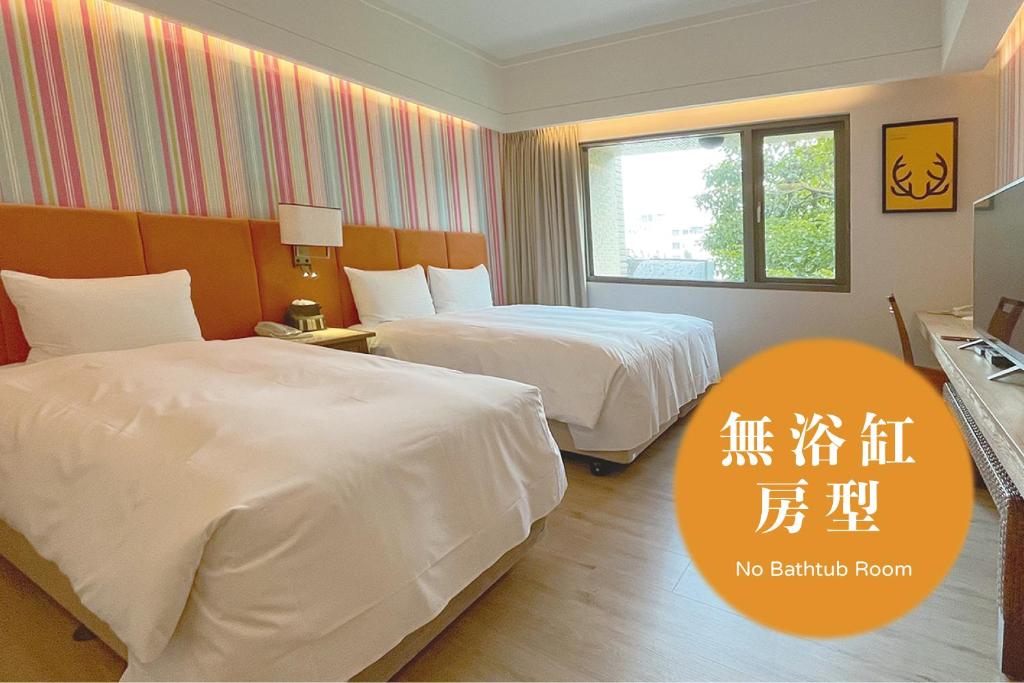 a hotel room with two beds and a no bathroom room at Jia Hsin Garden Hotel in Tainan