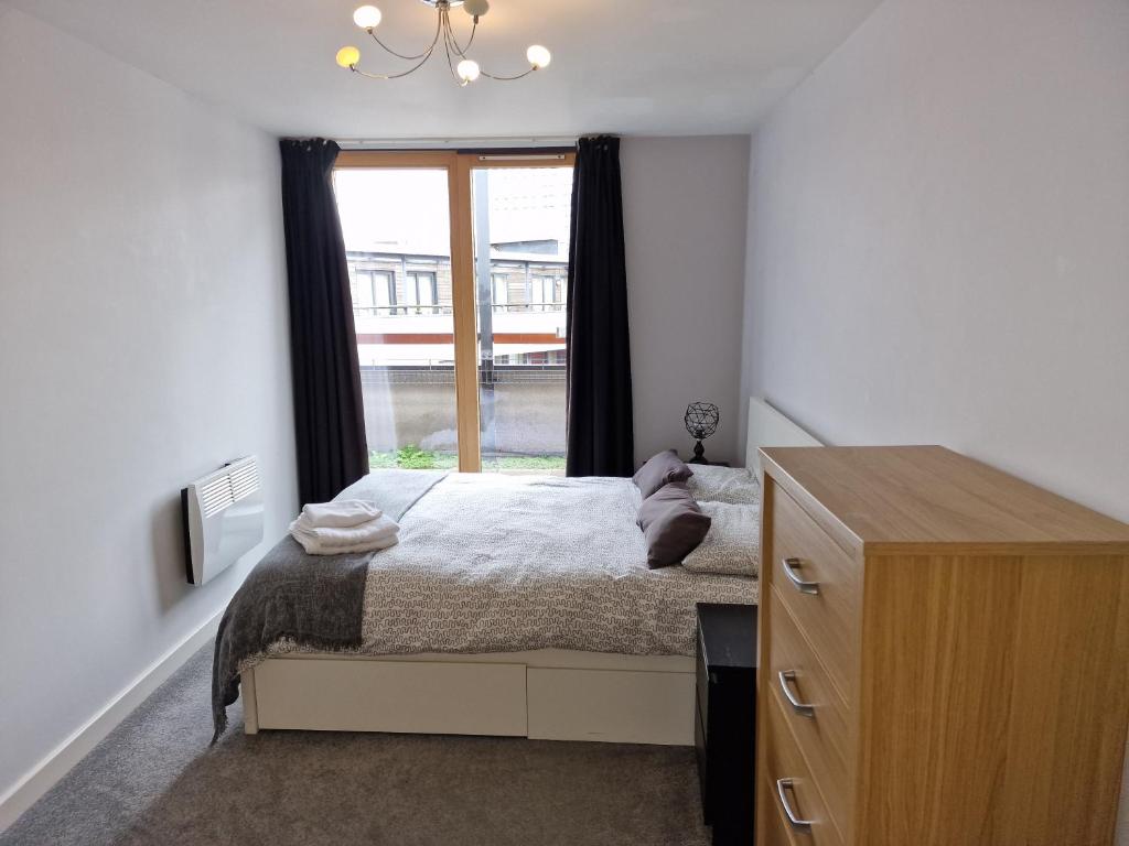 Postel nebo postele na pokoji v ubytování Coventry Home