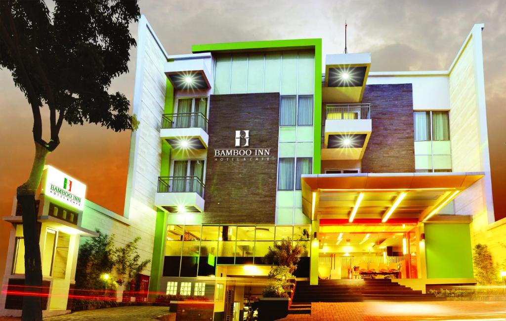 una representación del hotel de la posada de la embajada en BAMBOO INN HOTEL & CAFE, en Yakarta