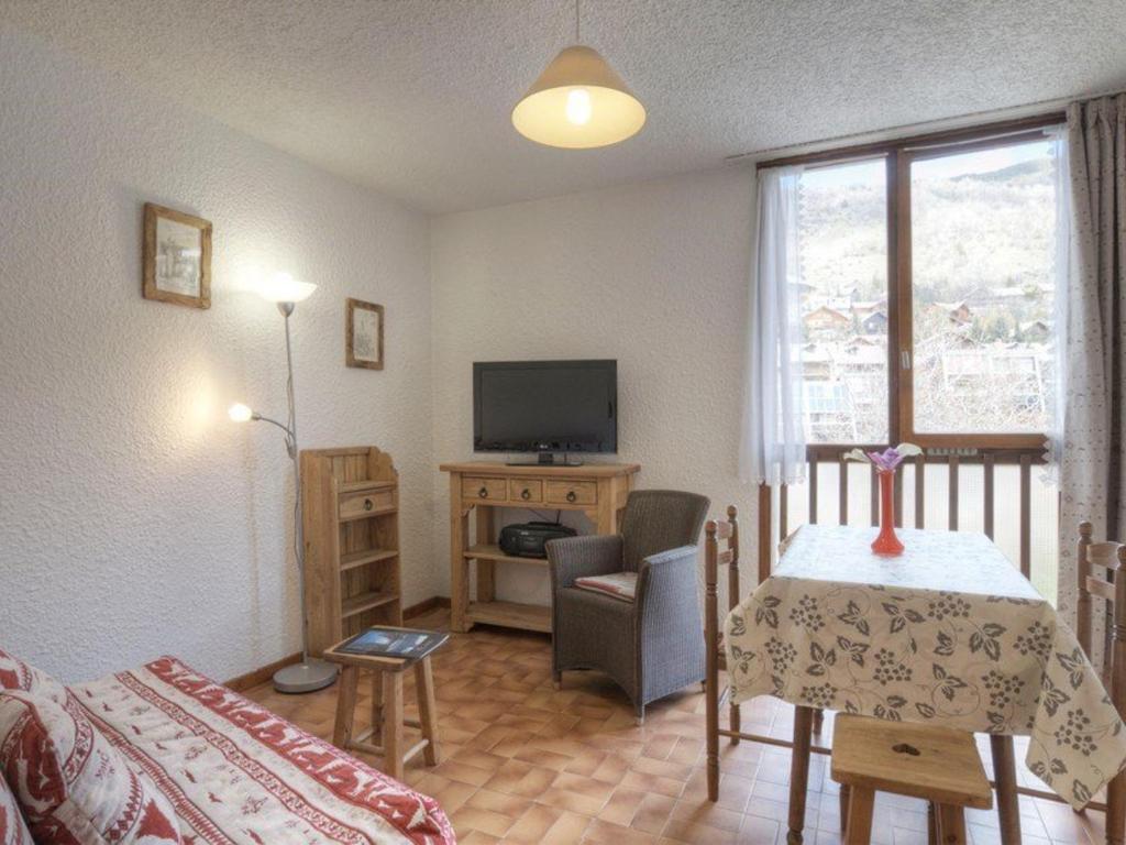 Appartement Saint-Chaffrey , 1 pièce, 2 personnes - FR-1-330E-62にあるテレビまたはエンターテインメントセンター