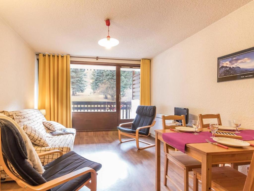 a living room with a table and chairs and a couch at Charmant studio ski-in/ski-out 4 pers. avec piscine, jardin et parking à La Salle les Alpes - FR-1-330F-62 in Serre Chevalier