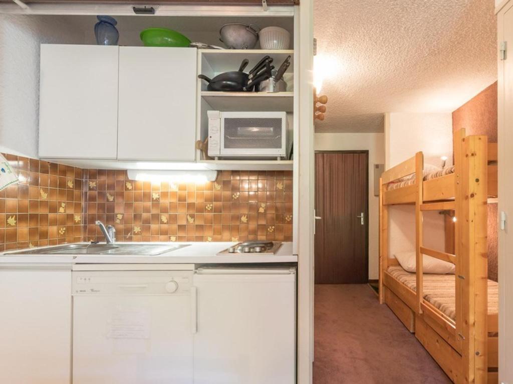 Appartement Saint-Chaffrey , 1 pièce, 4 personnes - FR-1-330E-56にあるキッチンまたは簡易キッチン
