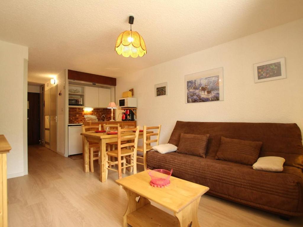 un salon avec un canapé et une table dans l'établissement Studio 4 pers. à Serre-Chevalier avec balcon, parking, animaux admis - FR-1-330E-58, à Saint-Chaffrey