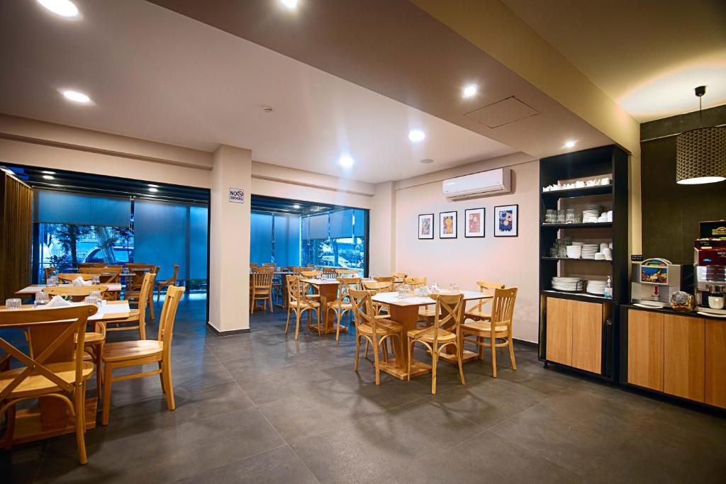 Restauracja lub miejsce do jedzenia w obiekcie FALIREON HOTEL