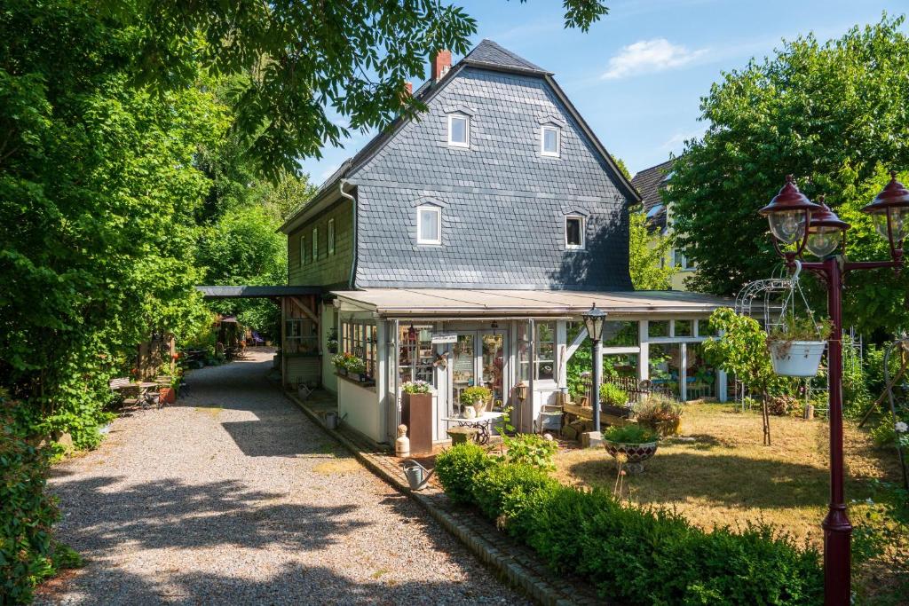 ein Haus mit Garten davor in der Unterkunft Land & Leben Pension in Chemnitz