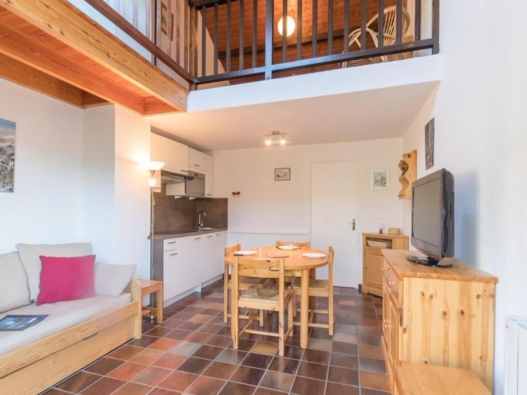 サン・シャフレにあるDuplex 6 pers avec mezzanine et parking à Serre-Chevalier, Saint-Chaffrey - FR-1-330E-27のソファとテーブルのあるリビングルーム