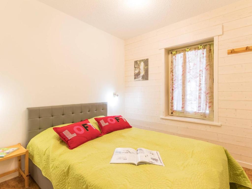 a bedroom with a bed with a book on it at Appartement Le Monêtier-les-Bains, 2 pièces, 6 personnes - FR-1-330F-35 in Le Monêtier-les-Bains