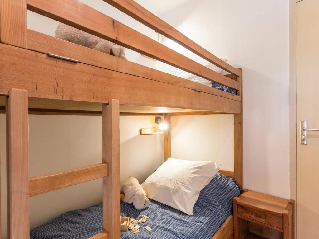 a bunk bed with a teddy bear on the bottom bunk at Appartement Le Monêtier-les-Bains, 2 pièces, 6 personnes - FR-1-330F-35 in Le Monêtier-les-Bains