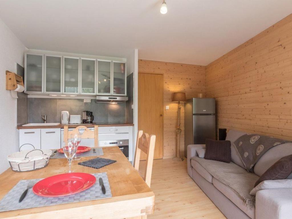 セレ・シュヴァリエにあるAppartement Serre Chevalier, 2 pièces, 6 personnes - FR-1-330F-31のキッチン、リビングルーム(テーブル付)