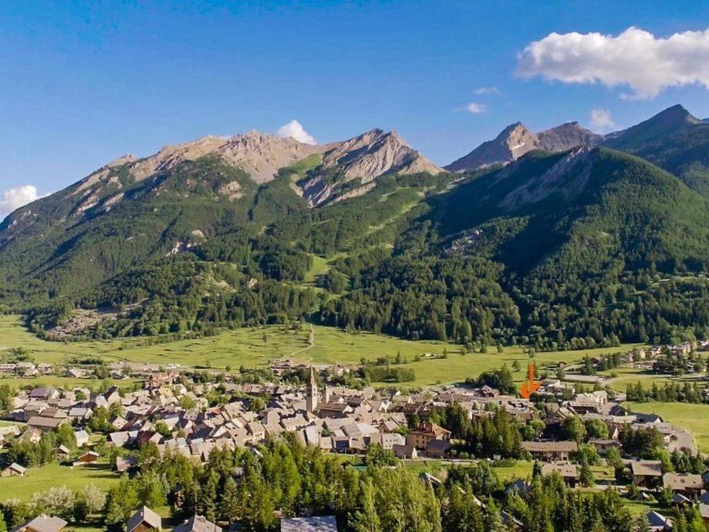 a village in a valley with mountains in the background at Appartement Le Monêtier-les-Bains, 2 pièces, 6 personnes - FR-1-330F-35 in Le Monêtier-les-Bains
