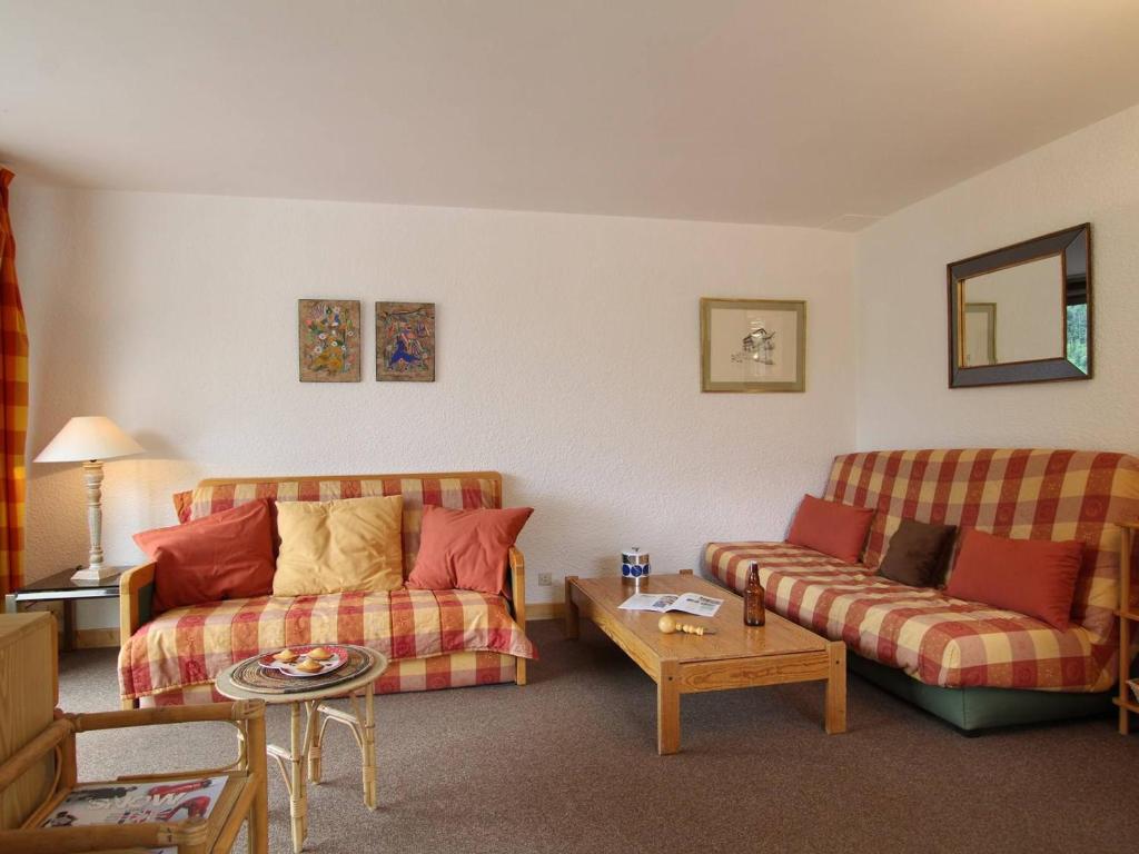 un salon avec deux canapés et une table dans l'établissement Appartement 3 pièces, 6 couchages à La Salle-les-Alpes, proche pistes, balcon et terrasse - FR-1-330F-41, à Serre Chevalier