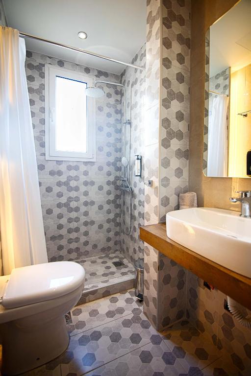 łazienka z toaletą i umywalką w obiekcie FALIREON HOTEL w Atenach