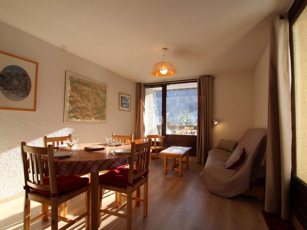 サン・シャフレにあるAppartement Saint-Chaffrey , 2 pièces, 6 personnes - FR-1-330E-92のダイニングルーム(テーブル、椅子、ソファ付)