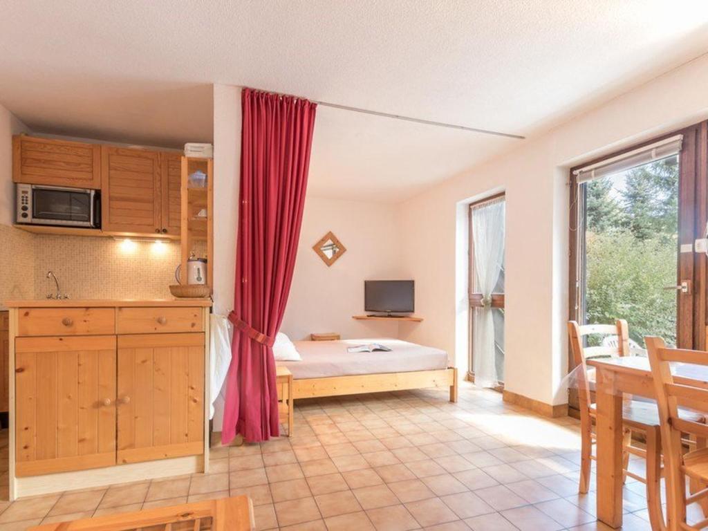 une chambre avec une cuisine avec un lit et une fenêtre dans l'établissement Studio cosy à la montagne pour 5 personnes à Chantemerle - Serres-Chevalier - FR-1-330E-40, à Saint-Chaffrey