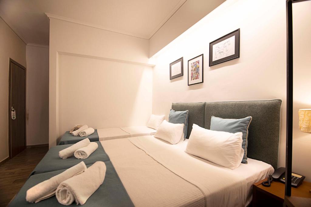 Łóżko lub łóżka w pokoju w obiekcie FALIREON HOTEL