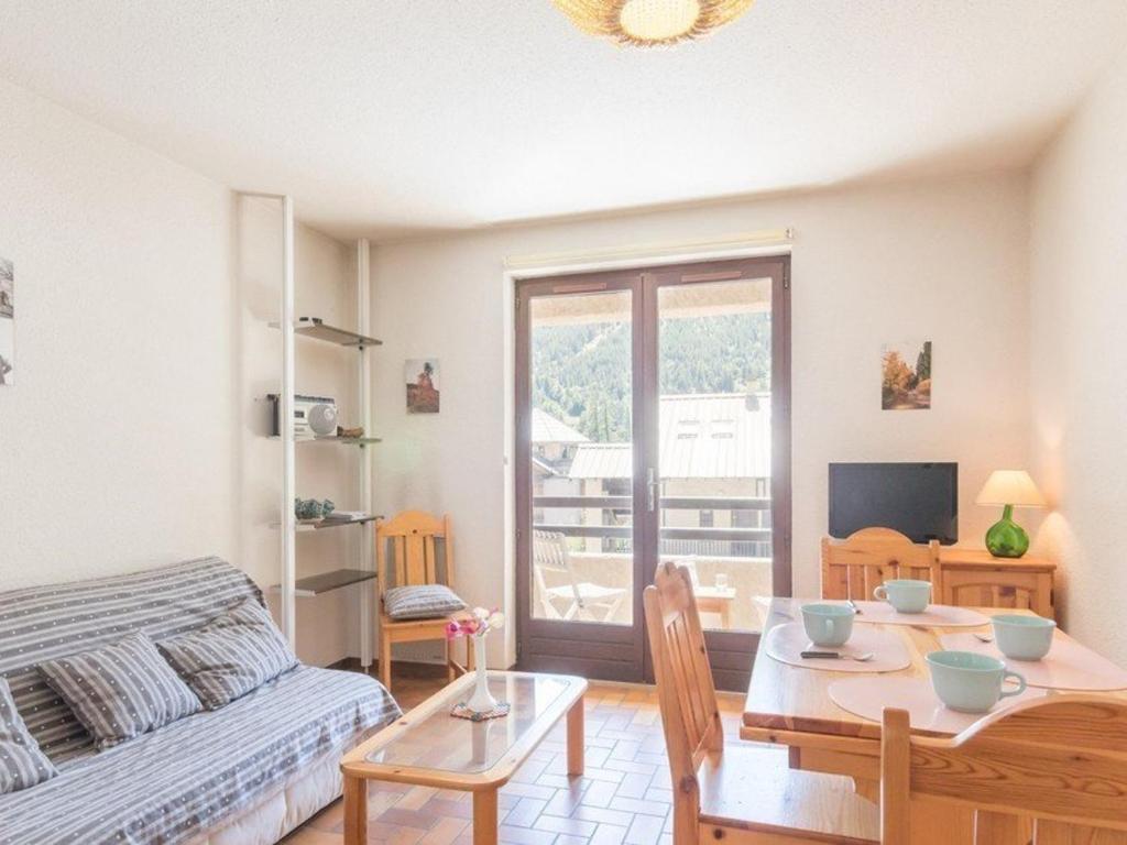 - un salon avec une table à manger et une chambre dans l'établissement Appartement Le Monêtier-les-Bains, 2 pièces, 5 personnes - FR-1-330F-50, au Monêtier-les-Bains